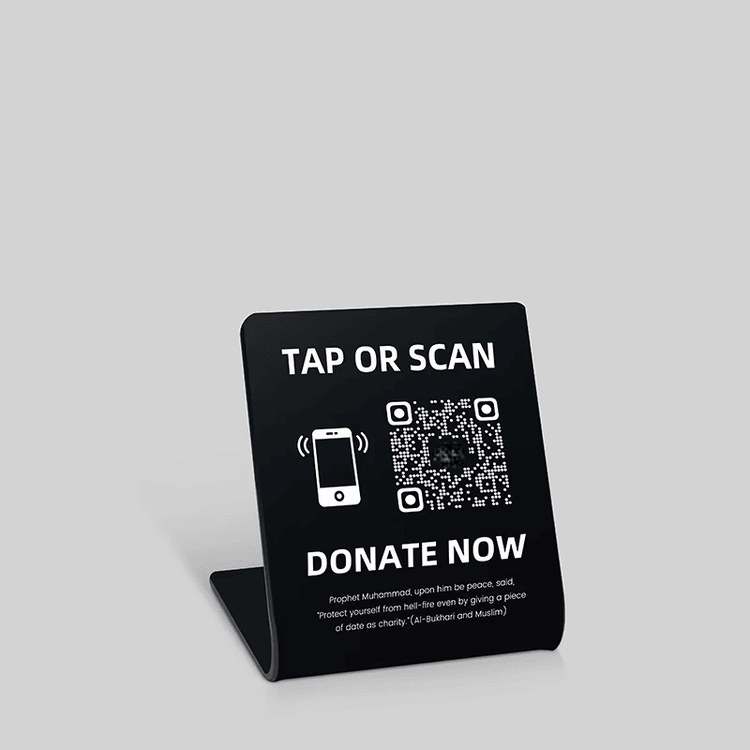 Ova slika ističe Secure-Grip akrilni NFC stalak za recenzije na šalteru dizajna veličine novčanika za NFC stalke.