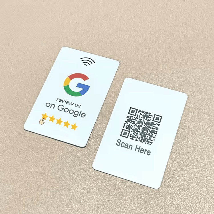 Tap-to-Connect NFC stalak za deljenje WiFi pristupa i vCard-a prikazan sa fokusom na prednjem prikazu za projekte NFC stalaka.
