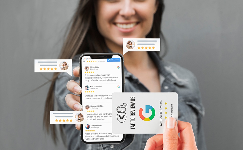 Uporedni prikaz mat i sjajne završne obrade površine prenosnih NFC stalaka radi smanjenja odsjaja pod jakim svetlom na izložbi.
