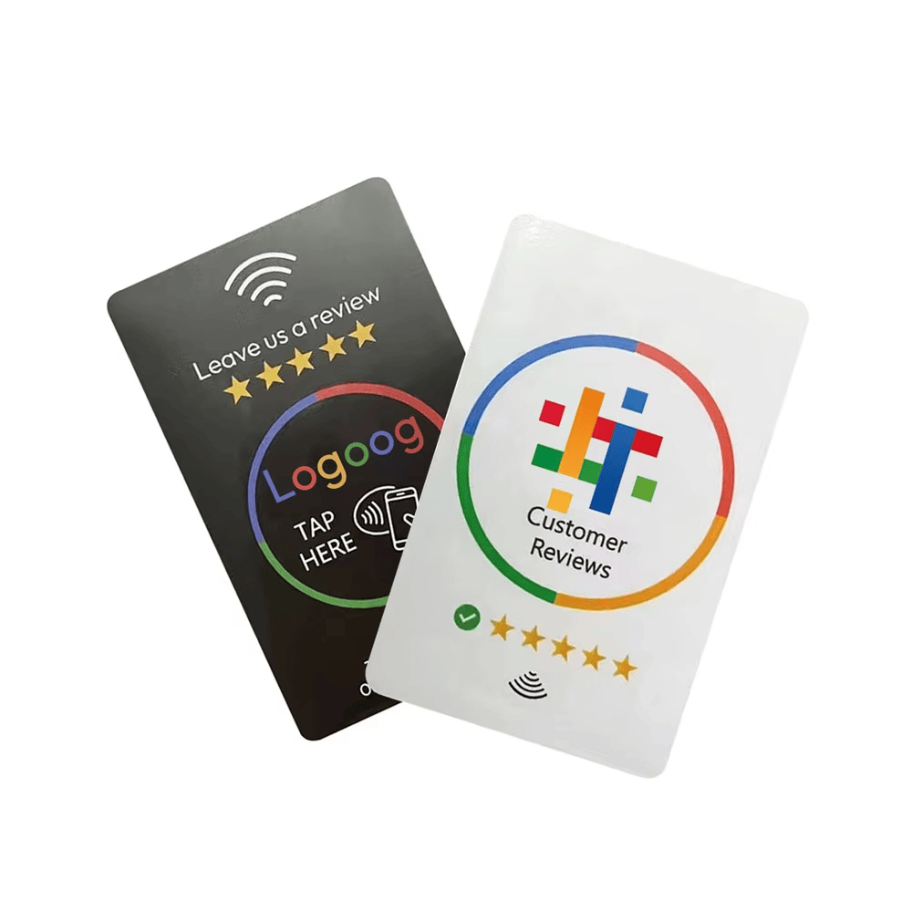 Instruktivni dijagram modela interakcije prenosnog NFC stalka u kojem dodir pametnog telefona vodi do trenutne stranice za digitalnu konfiguraciju.