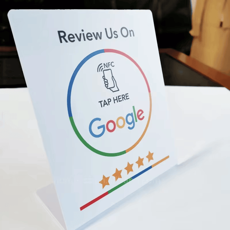 NFC stalak za online naručivanje sa menija stoji na stolu u restoranu i omogućava bezkontaktno iskustvo objedovanja.