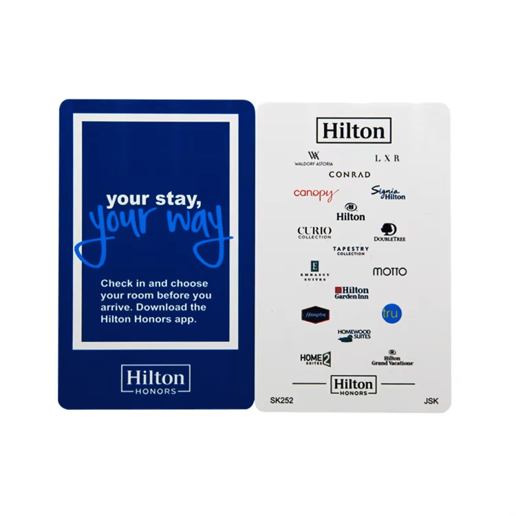Prikaz iz blizine ugrađenog pametnog čipa unutar RFID hotelske ključ kartice koji obezbeđuje visoku bezbednost obrade podataka i brzu verifikaciju gostiju.