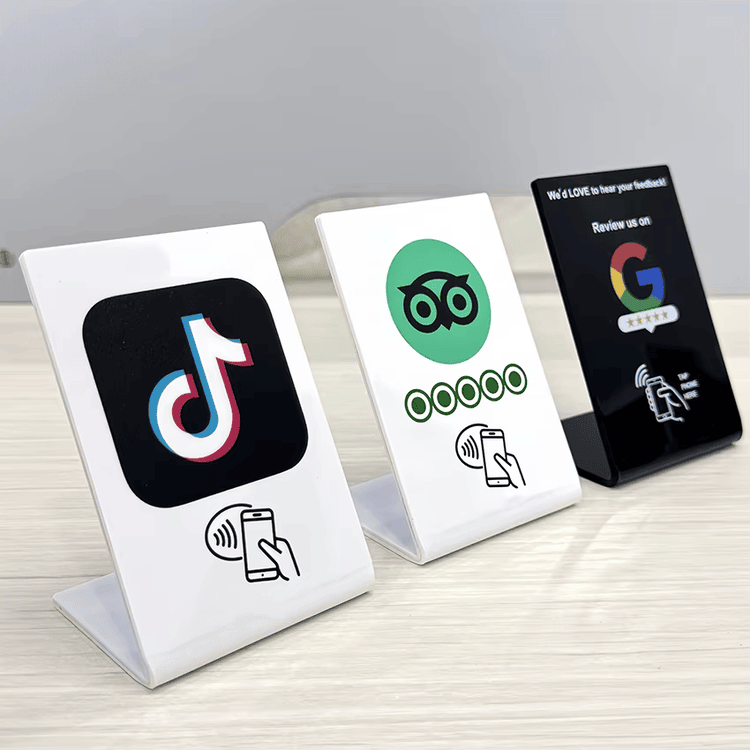 Providni akrilni NFC stalak za digitalne vizitkarte ima ugrađen pametni čip za jednostavno prislanjanje telefona i trenutno deljenje kontakata.