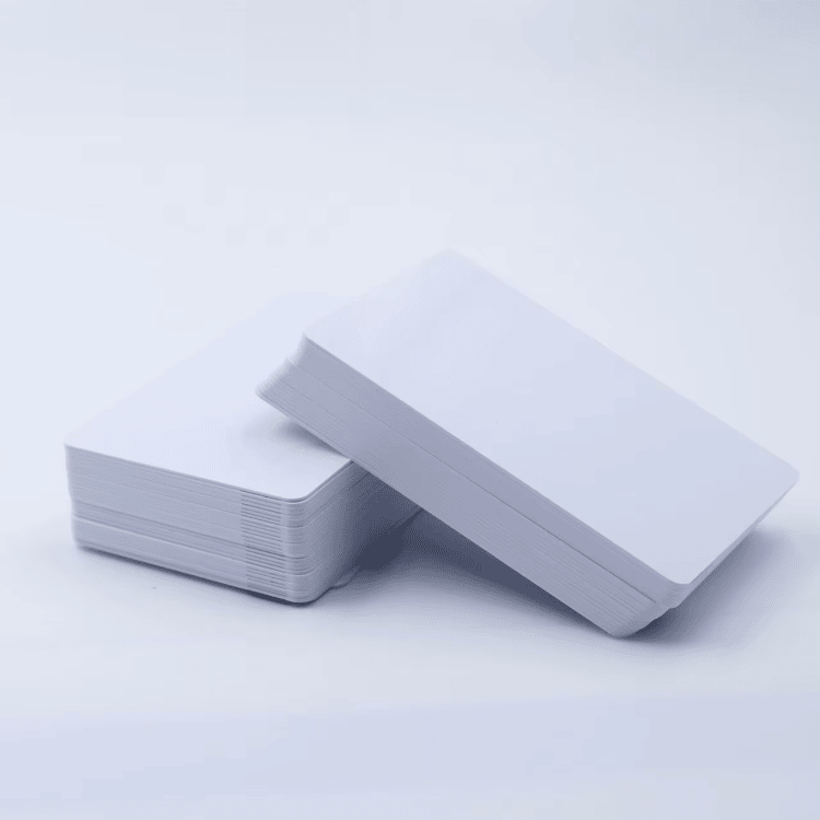 PVC kartica odštampana inkdžet postupkom s bar-kodom pokazuje čitljivost i kontrast potrebne za skeniranje.