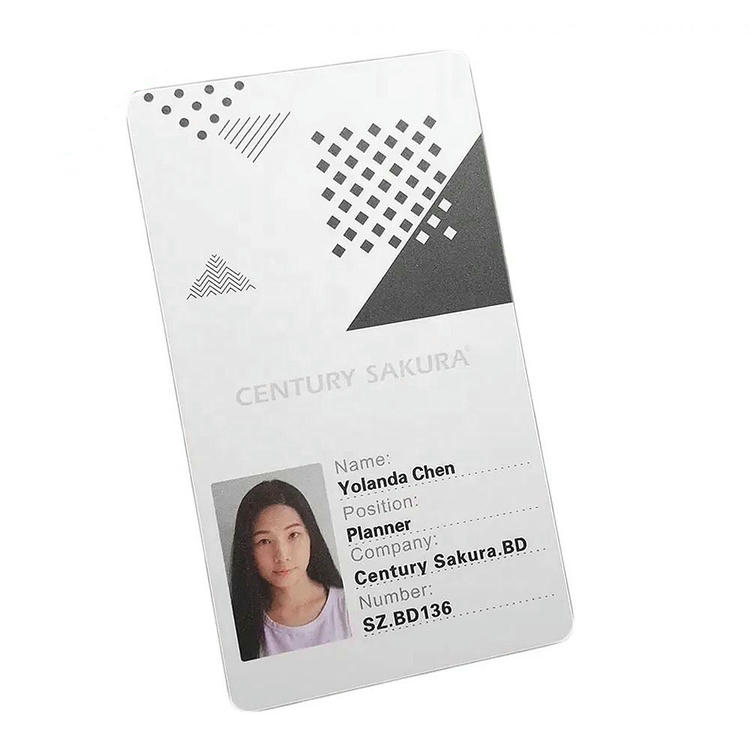 Slika prikazuje odštampanu PVC karticu sa prilagođenim brendiranim fontom, kako bi se ilustrovala jasnoća tipografije na premazanoj površini.