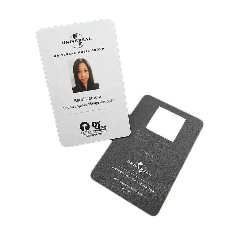 Fotografija prikazuje vizit kartu odštampanu na PVC kartici pripremljenoj za inkdžet štampu, kako bi se prikazao profesionalni kvalitet rezultata.