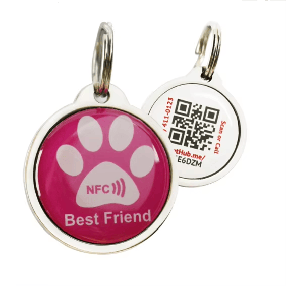 Slika prikazuje površinu NFC identifikacione oznake za ljubimce sa epoksidnim premazom koji štiti štampane podatke od ogrebotina pri aktivnom kretanju životinje.