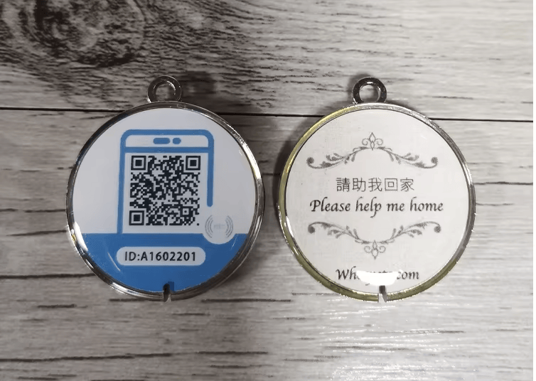 Slika prikazuje telefon koji dodiruje NFC identifikacionu oznaku ljubimca kako bi se važni podaci odmah otvorili i pomogli bezbednom pronalasku životinje.