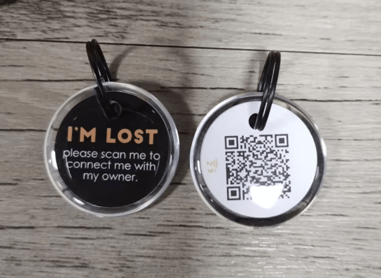 Slika prikazuje NFC identifikacionu oznaku za ljubimce sa QR kodom i serijskom oznakom za brzu vizuelnu proveru i pouzdano povezivanje evidencije.