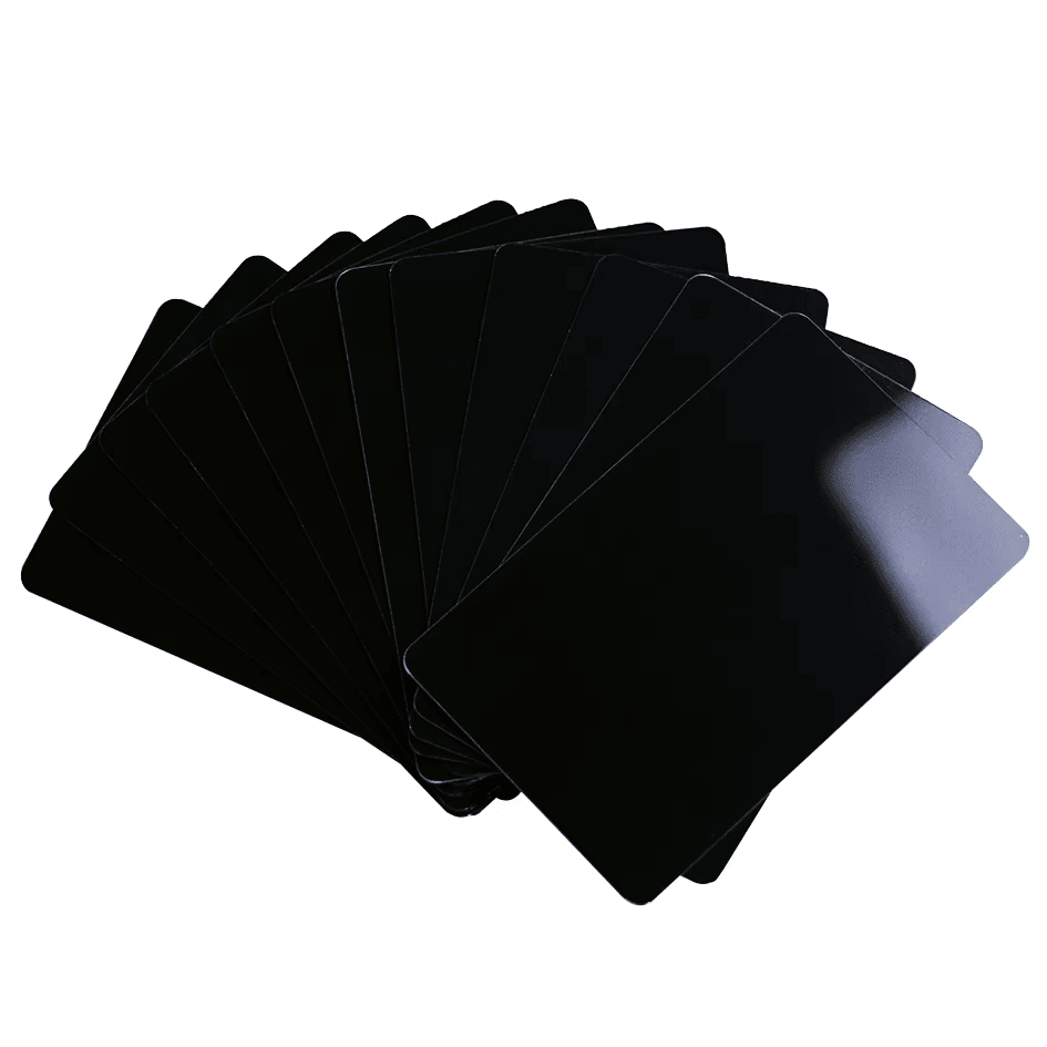 Lepeza praznih crnih plastičnih kartica za inkdžet štampu prikazuje čistu površinu za štampu visoke rezolucije i personalizaciju.