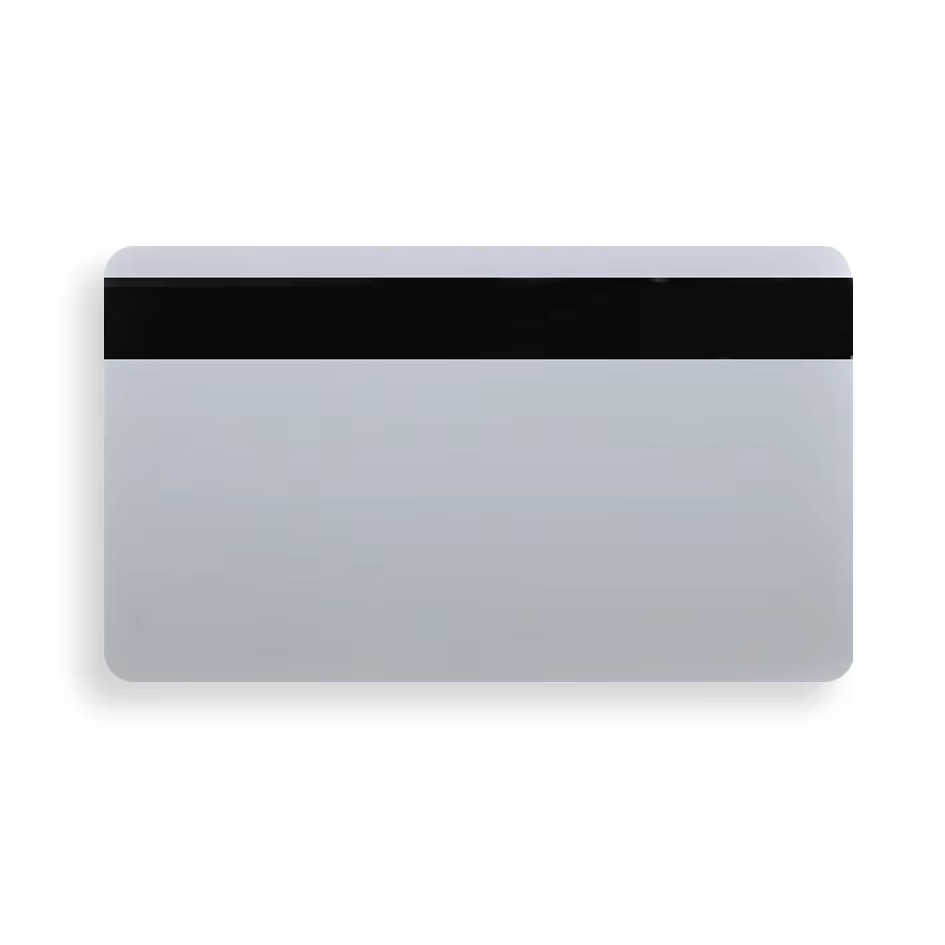 Mat prazna plastična kartica za inkdžet štampu prikazana je vodoravno sa crnom magnetnom trakom za serijsku personalizaciju.