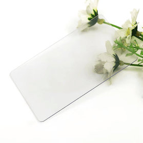 Transparentna vodootporna prazna inkdžet plastična kartica fotografisana je uz cveće kako bi se prikazale jasne opcije materijala za trajne otiske.
