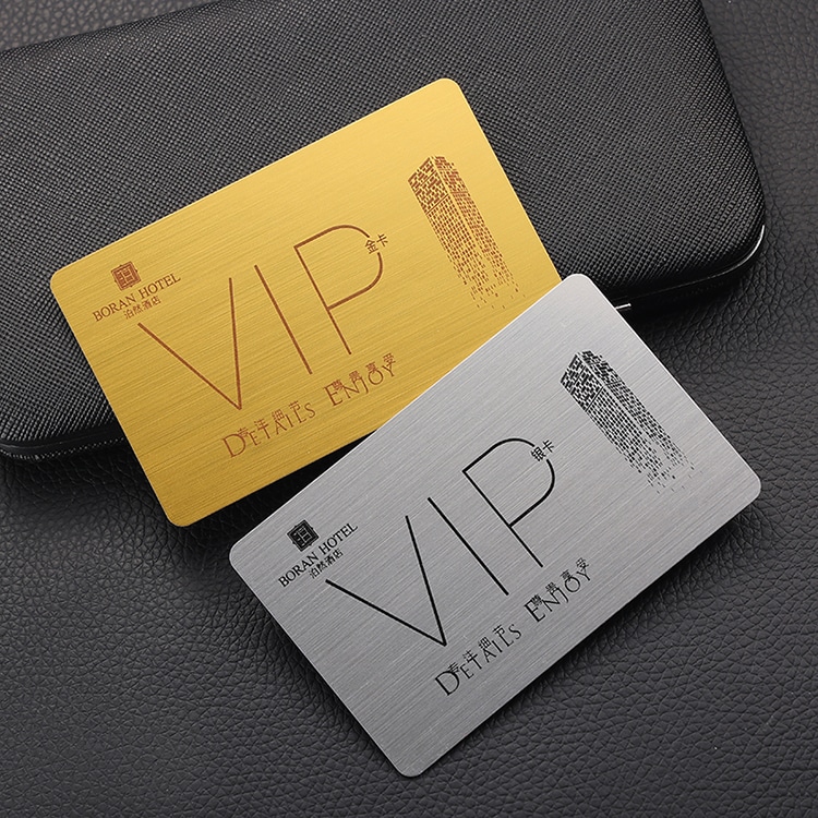 Četkana zlatna i četkana srebrna plastična VIP kartica fotografisane zajedno radi prikaza metalne teksture i prestižnog brendiranja članstva.