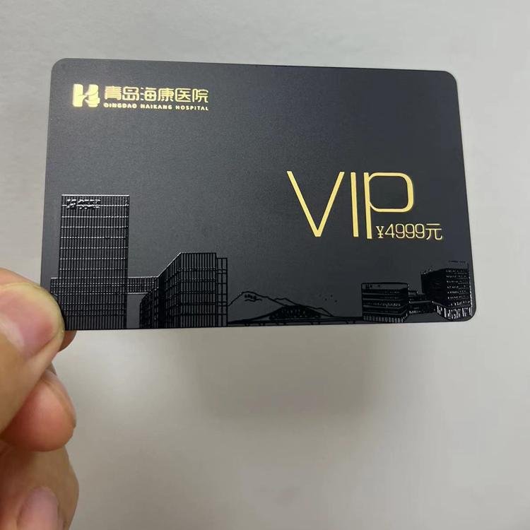 Set vrhunskih plastičnih VIP kartica sa mat crnim karticama i metalnim detaljima logotipa fotografisan je na koži radi prikaza luksuzne završne obrade.