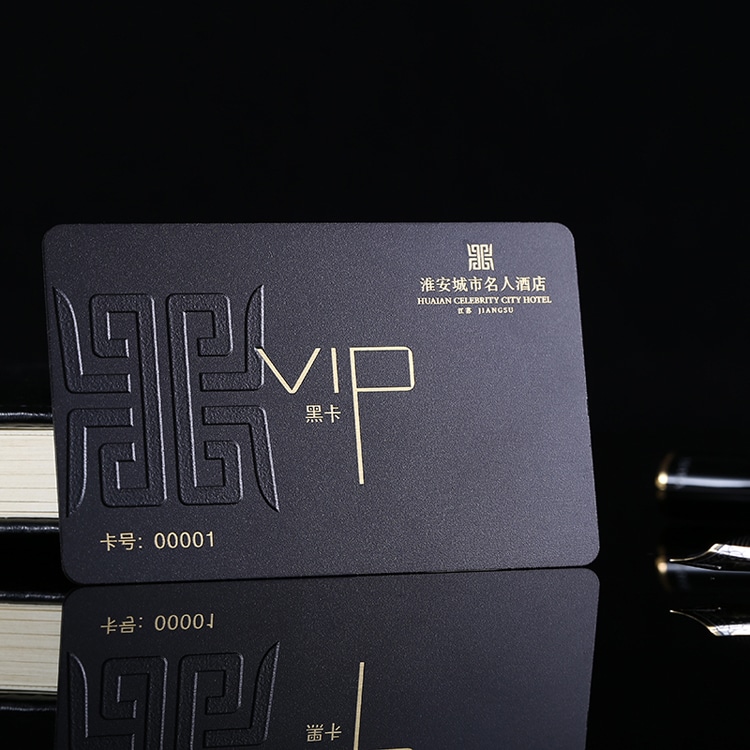 Vrhunska plastična VIP kartica sa teksturiranim uzorkom parcijalnim UV efektom i zlatnim slovima VIP prikazana je pored sveske radi poređenja veličine.
