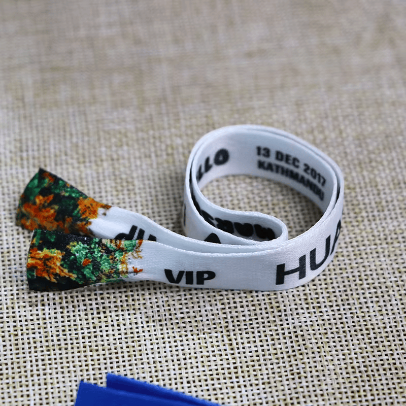 Ova slika prikazuje Platnene RFID narukvice za pristup VIP klubovima i ističe udobnost nošenja za primene iz kategorije Tekstilne RFID narukvice.