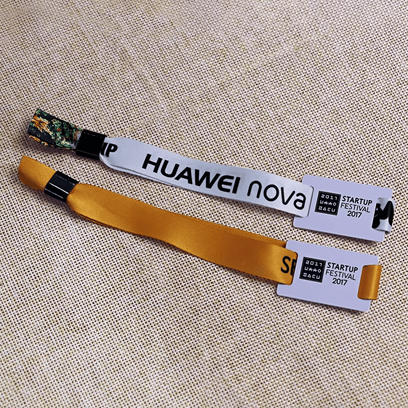 Fotografija proizvoda Platnene RFID narukvice za pristup VIP klubovima sa naglaskom na festivalske ulaznice za projekte iz kategorije Tekstilne RFID narukvice.