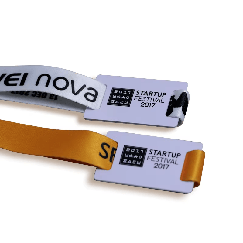 Fotografija proizvoda Platnene RFID narukvice za pristup VIP klubovima iz perspektive koja ističe prijavu gostiju za primene iz kategorije Tekstilne RFID narukvice.