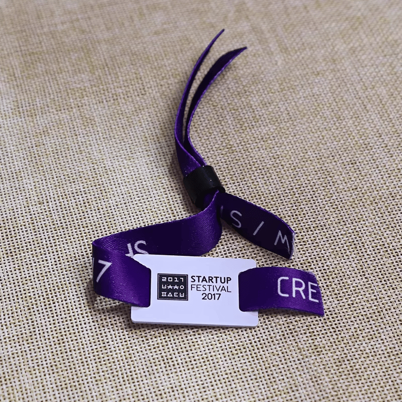 Fotografija proizvoda Platnene RFID narukvice za pristup VIP klubovima iz perspektive koja ističe vodootpornu narukvicu za primene iz kategorije Tekstilne RFID narukvice.