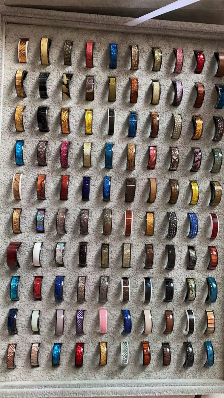 Prilagođeni NFC prsten za pametnu kućnu kontrolu pristupa prikazan sa instalacijom za ulazna vrata za kupce koji upoređuju rešenja NFC prstenova.