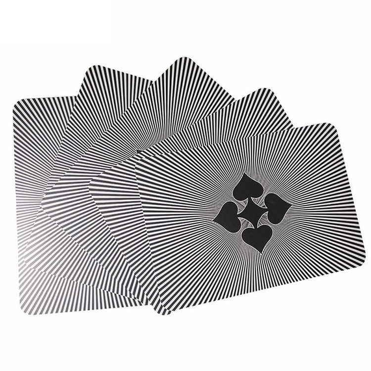 RFID plastične karte za igranje za bezbedne kazino igre prikazane sa fokusom na detalj čipa za projekte plastičnih kartica.