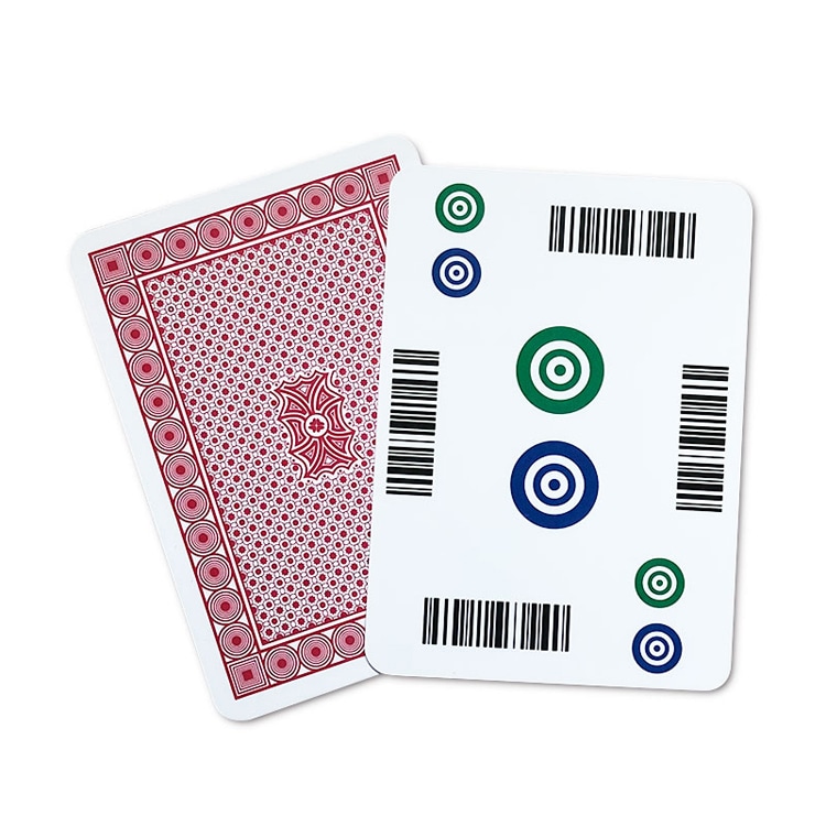 RFID plastične karte za igranje za bezbedne kazino igre prikazane sa maloprodajnim pakovanjem za kupce koji upoređuju rešenja plastičnih kartica.