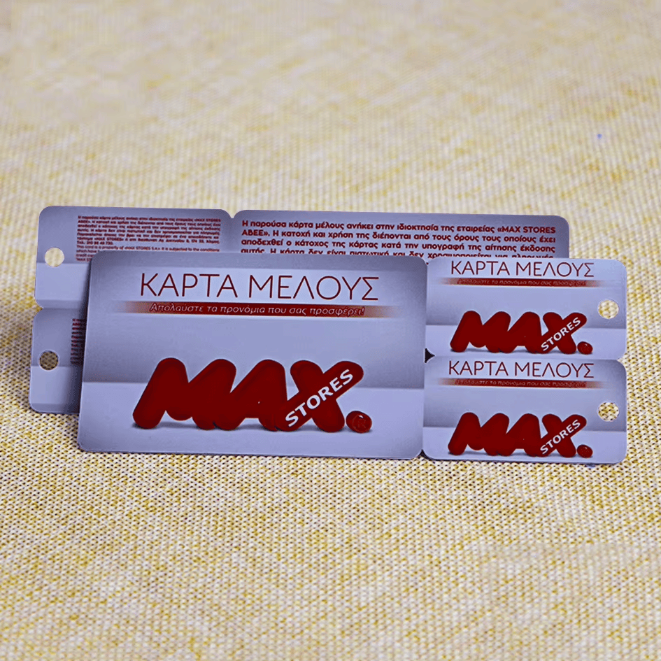 Plastične kombinovane kartice sa funkcijom poklon kartice prikazane su sa dva priveska i pokazuju otvore i ujednačenu štampu prednje strane.
