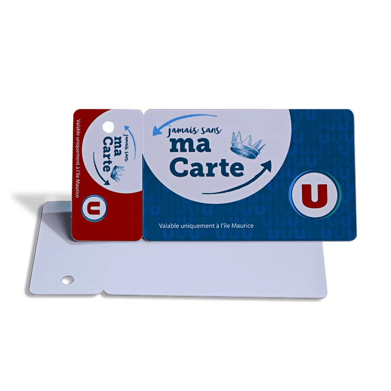 Uzorak RFID plastične kombinovane kartice prikazan je sa praznim slojevima kartica ispod radi isticanja prostora na poleđini za elemente kodiranja.