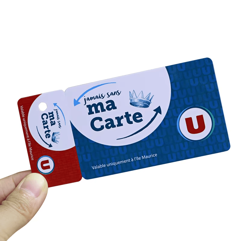 RFID kombinovana kartica sa štampom po želji i odvojivim priveskom prikazuje brendiranje programa lojalnosti i svakodnevni ulazak u poslovni prostor.