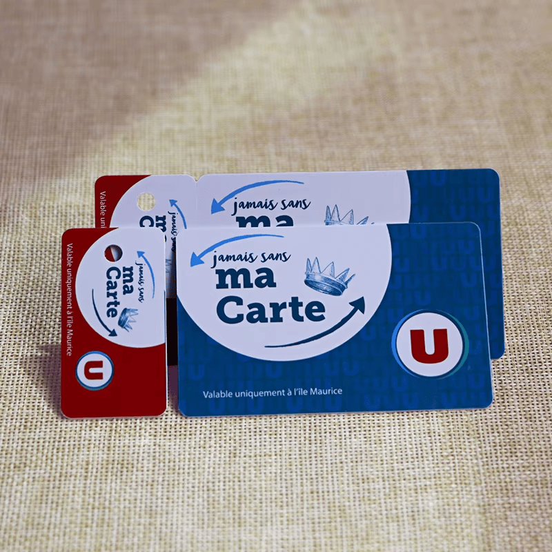 Set PVC RFID kombinovanih kartica prikazan je na tkanini sa karticom pune veličine i odgovarajućim odvojivim privescima za lako nošenje.