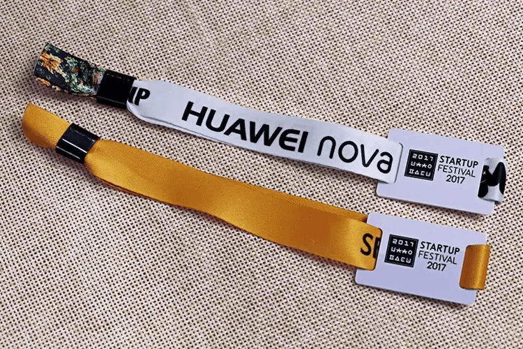 Prilagođene tekstilne RFID narukvice za pristup VIP klubu prikazane iz jasne perspektive beskontaktnog skeniranja za primene tekstilnih RFID narukvica.