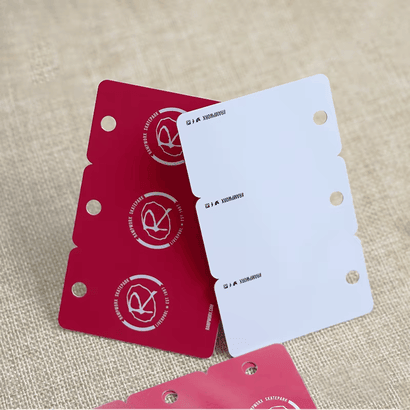 Realistična scena hotelske primene koja prikazuje gosta kako koristi pametnu RFID kombinovanu karticu na elektronskoj bravi za ulaz u sobu