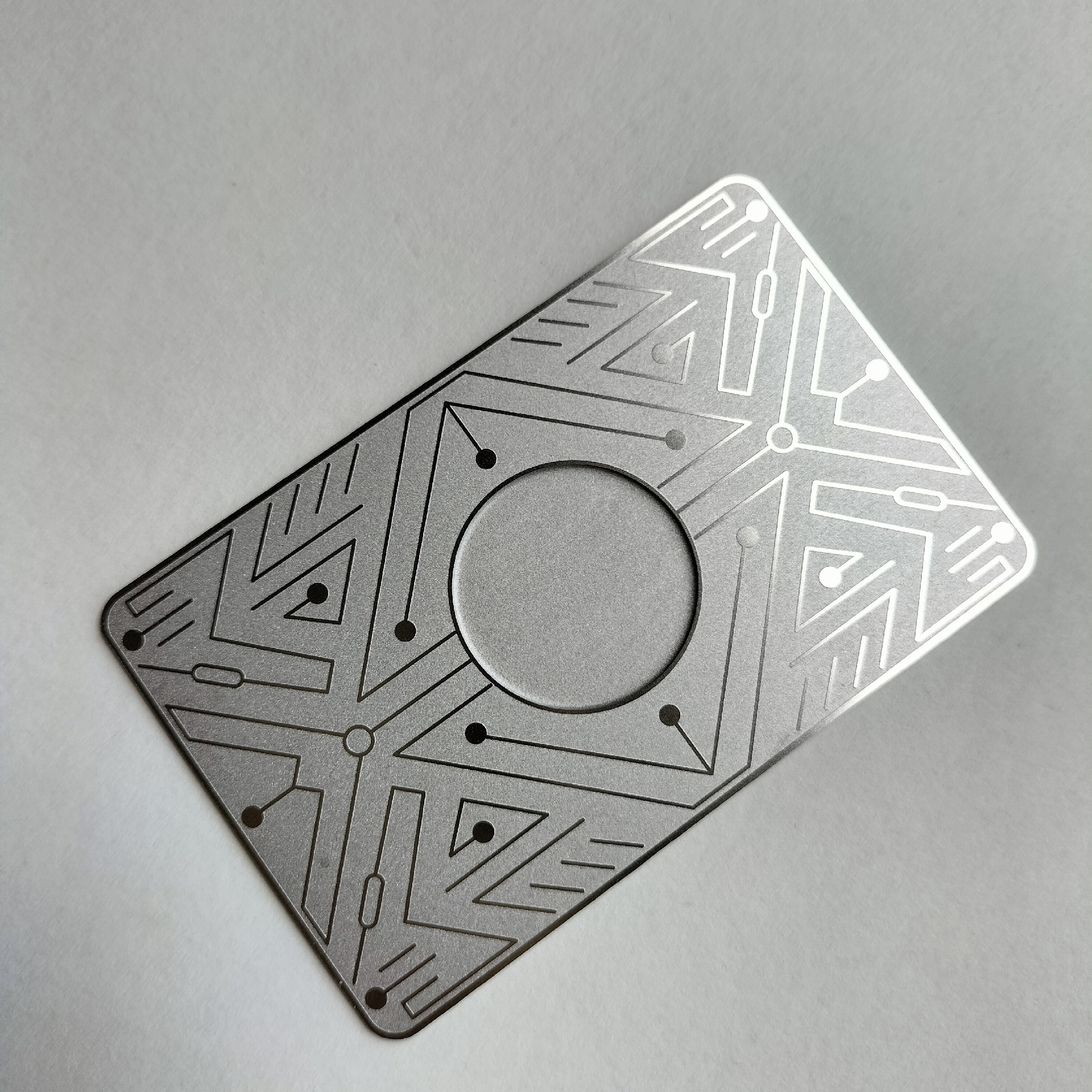 Ova metalna kartica kombinuje beskontaktnu RFID tehnologiju i štampu QR koda za dva načina autentifikacije.