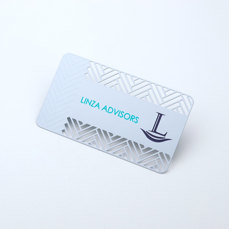 Ova slika ističe crne mat metalne vizit karte za premijum brendove sa graviranim logotipom za primene metalnih vizit karti.