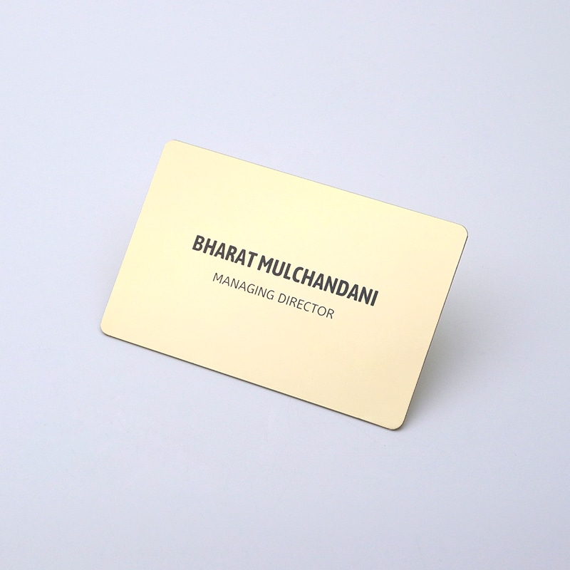 Prilagođene metalne vizit karte sa QR kodom za digitalno umrežavanje prikazane sa fokusom na završnoj obradi brušenog metala za projekte metalnih vizit karti.