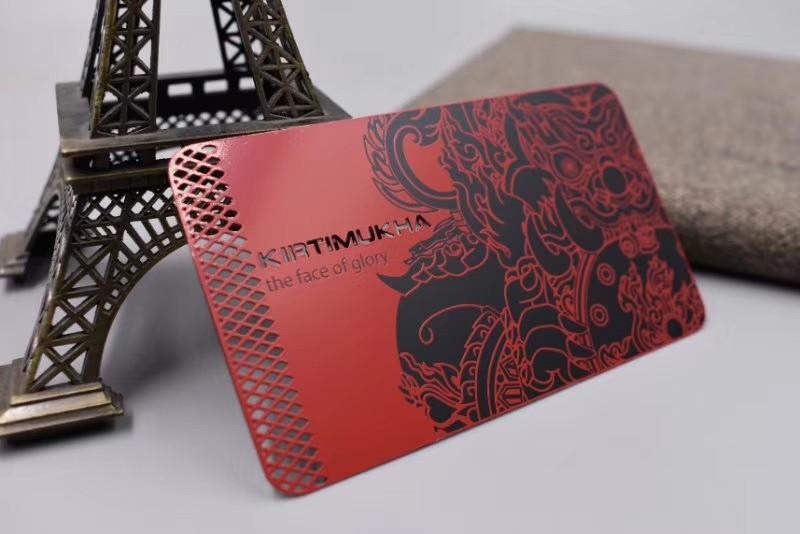 Ova slika ističe prilagođene debele metalne vizit karte za izdržljivo brendiranje sa izdržljivim metalnim telom za primenu metalnih vizit karti.