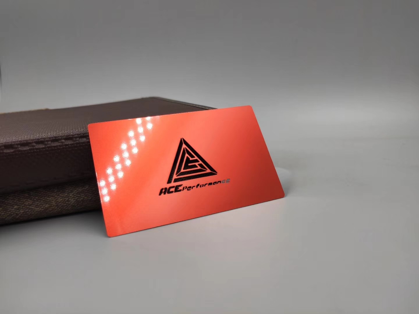 Ova slika ističe prilagođene debele metalne vizit karte za izdržljivo brendiranje sa detaljem laserskog reza za primenu metalnih vizit karti.