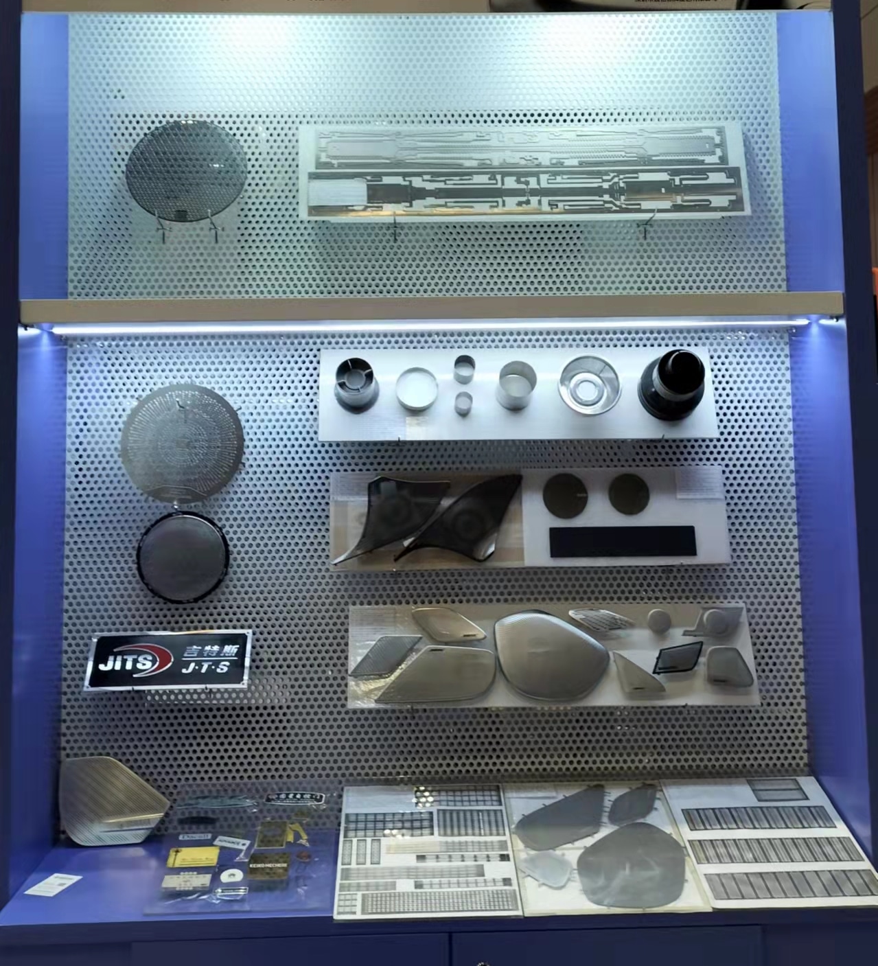 Prilagođene debele metalne vizit-karte za izdržljivo brendiranje prikazane sa štampanim logotipom za kupce koji upoređuju rešenja metalnih vizit-karti.
