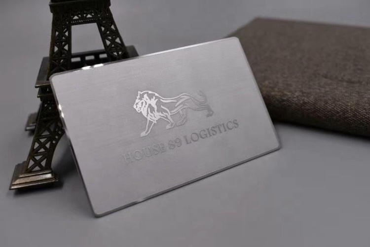Fotografija proizvoda Mat crne metalne vizitkarte sa graviranim izrezima sa prikazom beskontaktno skeniranje za kupce koji porede rešenja iz kategorije Metalne poslovne kartice.