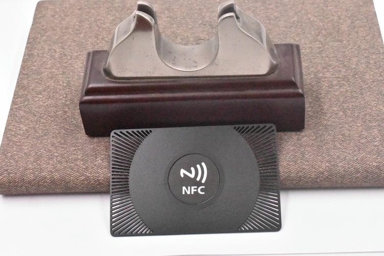 Gomila metalnih RFID kartica prikazuje kvalitetno obrađene ivice i čvrstu konstrukciju tela kartice.