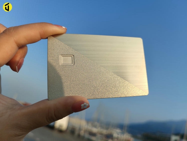 Fotografija proizvoda Metalne kontaktne kartice sa otvorom za čip sa prikazom detalj čipa za kupce koji porede rešenja iz kategorije Metalne kontaktne IC kartice.