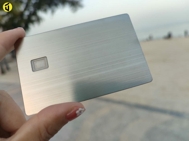 Fotografija proizvoda Metalne kontaktne kartice sa otvorom za čip sa naglaskom na premijum površinu za projekte iz kategorije Metalne kontaktne IC kartice.