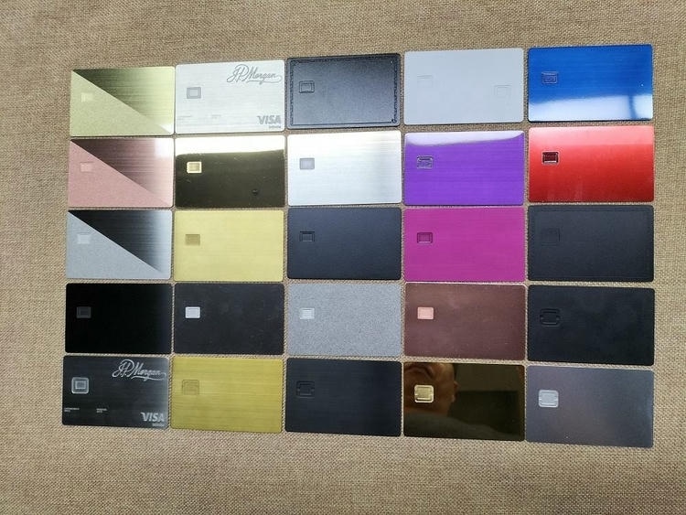 Fotografija proizvoda Metalne IC kartice sa čipom 4442 ili 4428 za članstvo prikazuje detalj čipa u kategoriji Metalne kontaktne IC kartice.