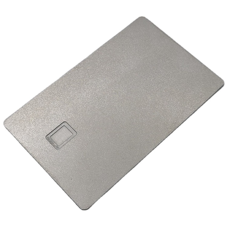 Fotografija proizvoda prilagođenih metalnih kontaktnih IC kartica za premijum članstvo koja prikazuje beskontaktno skeniranje u kategoriji metalnih kontaktnih IC kartica.