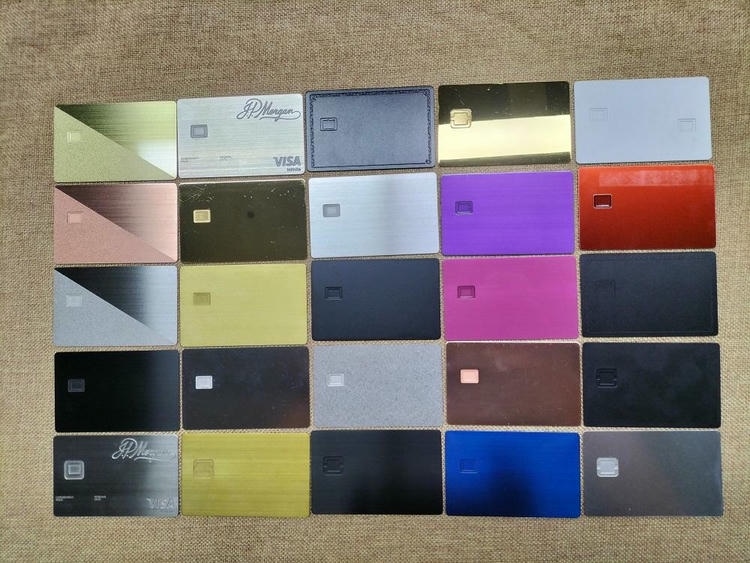 Ova slika prikazuje Metalne IC kartice za premijum programe plaćanja i pristupa i ističe detalj čipa za primene iz kategorije Metalne kontaktne IC kartice.