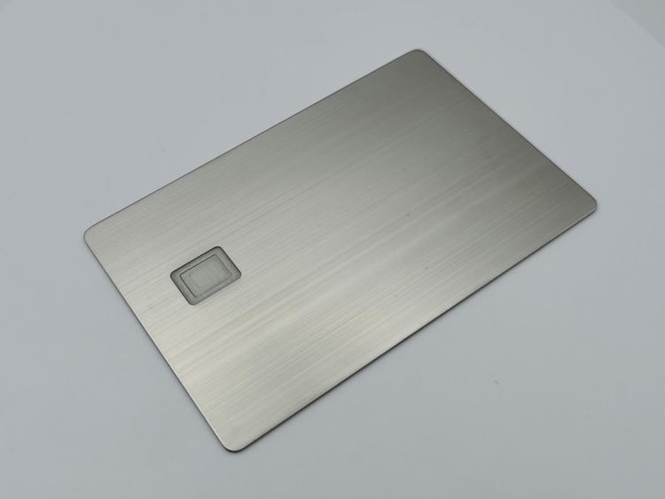 Fotografija proizvoda Metalne kontaktne kartice za banke i javni prevoz sa naglaskom na gravirani logotip za projekte iz kategorije Metalne kontaktne IC kartice.