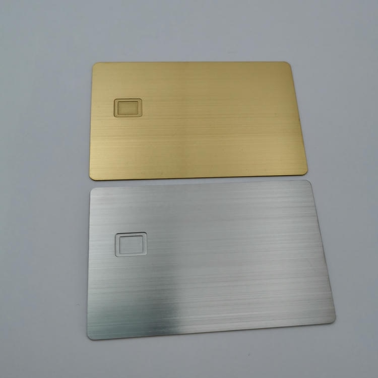 Fotografija proizvoda Metalne kartice lojalnosti sa čipom za VIP programe iz perspektive koja ističe gravirani logotip za primene iz kategorije Metalne kontaktne IC kartice.