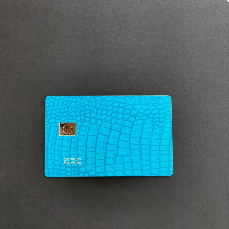 Fotografija proizvoda Metalne kontaktne IC kartice za sigurne platne sisteme iz perspektive koja ističe premijum površinu za primene iz kategorije Metalne kontaktne IC kartice.