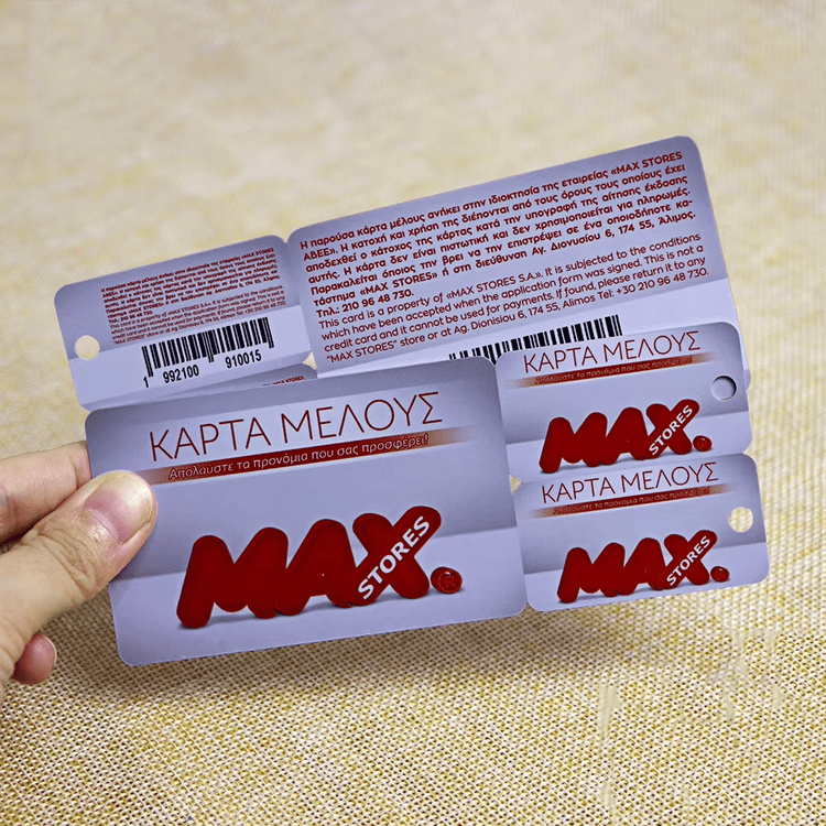 Set plastičnih kombinovanih poklon kartica drži se u ruci kako bi se prikazali privesci koji se otkidaju i jasna štampa za maloprodajne promocije i poklone.