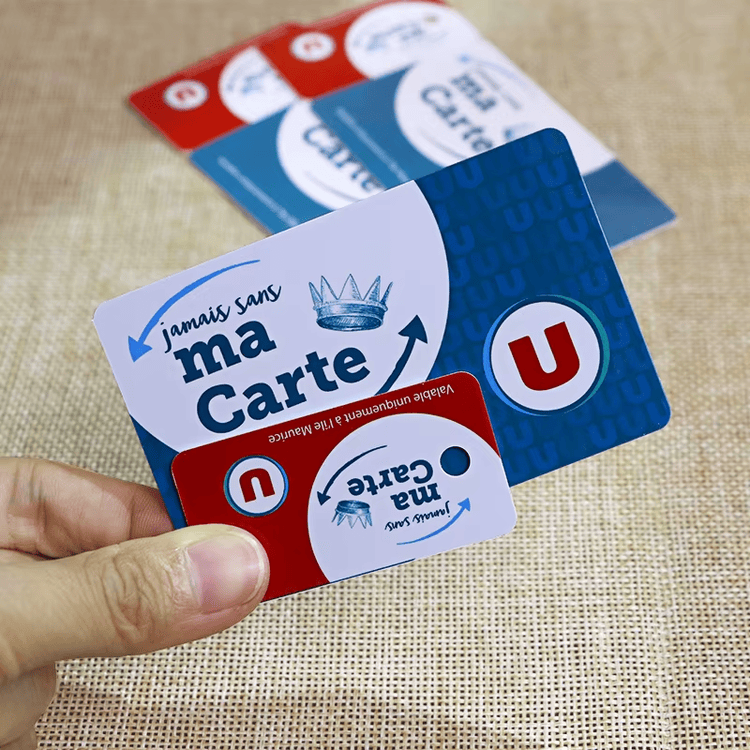 RFID kombinovana kartica sa otkinjivim privjeskom za ključ drži se kao praktičan uzorak za prijavu u teretanu i kontrolu pristupa na vratima.
